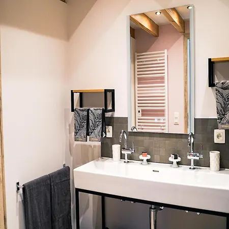 Peaceful Near Hannut בית נופש *